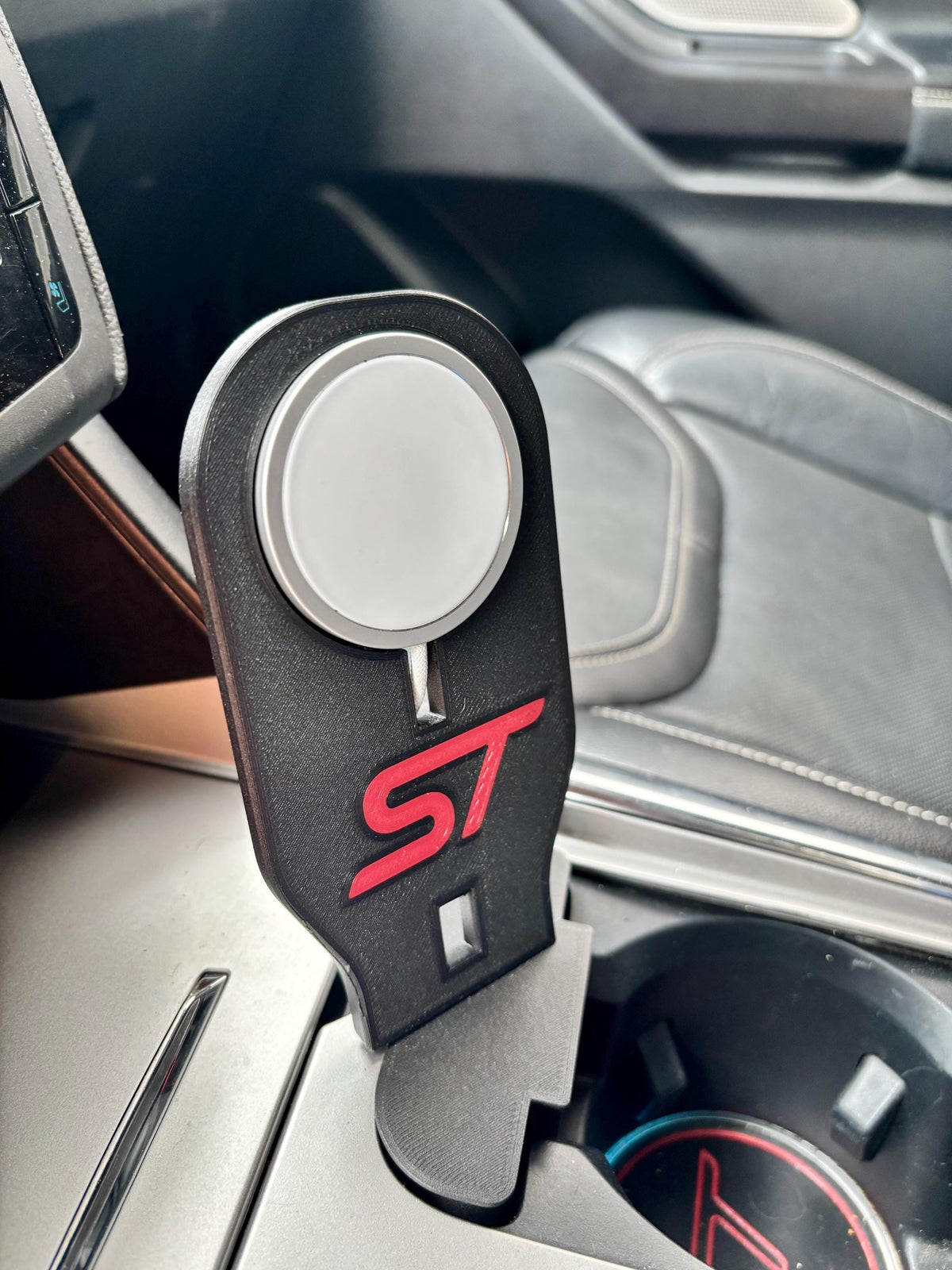 2020–2025 Ford Explorer MagSafe Mount – Swivel Carbon Fiber Phone Holder